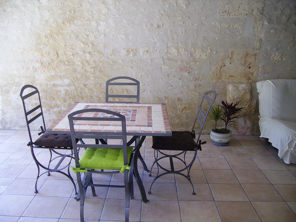 Gite Cosy, Sur Jardin, Terrasse Privee, Parking Au Calme En Rdc Gémozac Eksteriør billede